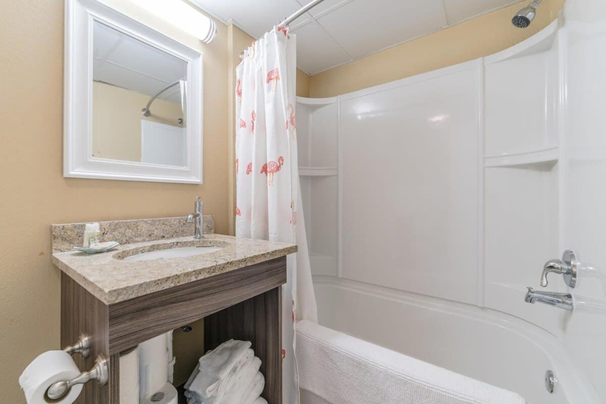 Ground Floor Ocean Front Studio - Caravelle Resort 124 Миртл-Бич Экстерьер фото