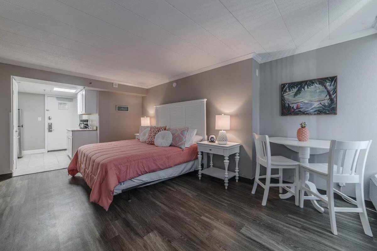 Ground Floor Ocean Front Studio - Caravelle Resort 124 Миртл-Бич Экстерьер фото